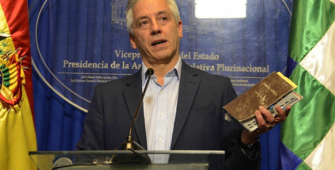 El exvicepresidente Álvaro García Linera sostiene una Biblia, en una conferencia poco antes de su renuncia y mucho después de haber anunciado un informe sobre abusos sexuales de sacerdotes a menores que nunca salió a la luz. Crédito: Archivo Opinión